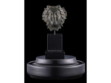 Kleine Skulptur mit Kopf der Medusa aus Bronze